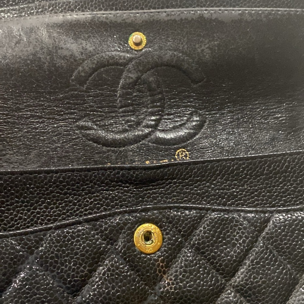 Classic 8.5x6 CHANEL®️CAViAR bag with gold chain to wear crossbody or shoulder. - Picture 4 of 11